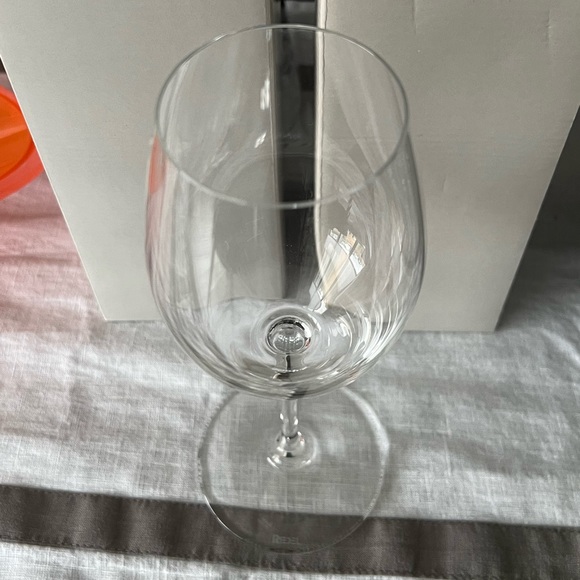 NEW RIEDEL CRYSTAL WINE GLASS. - Picture 2 of 3